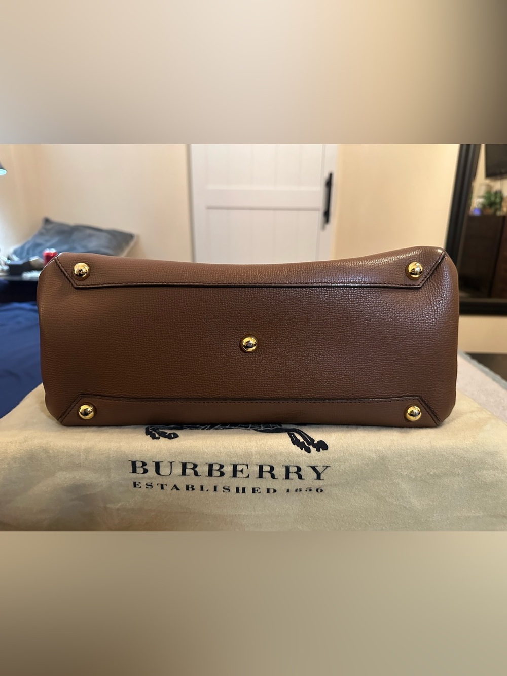 Burberry Medium Banner Tote Bag in Tan Grained Derby Leather - Picture 7 of 16